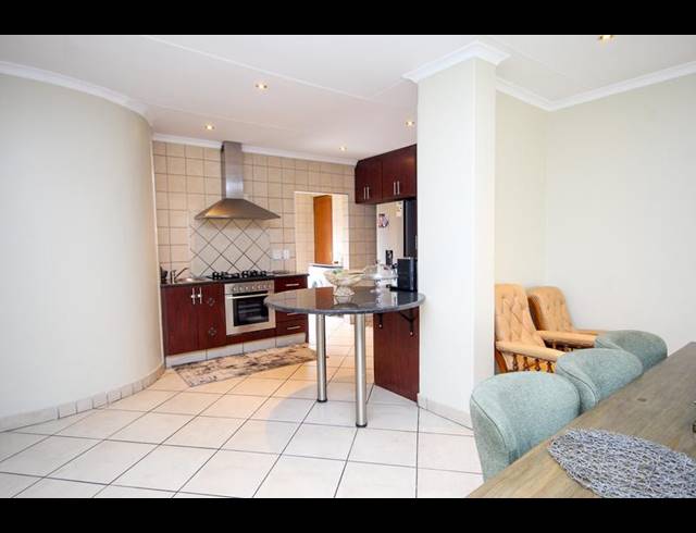 3 BEDROOM TOWNHOUSE FOR SALE IN THATCHFIELD